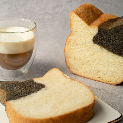 bread-secret-切片後的貓貓生吐司與咖啡在英泥桌面上