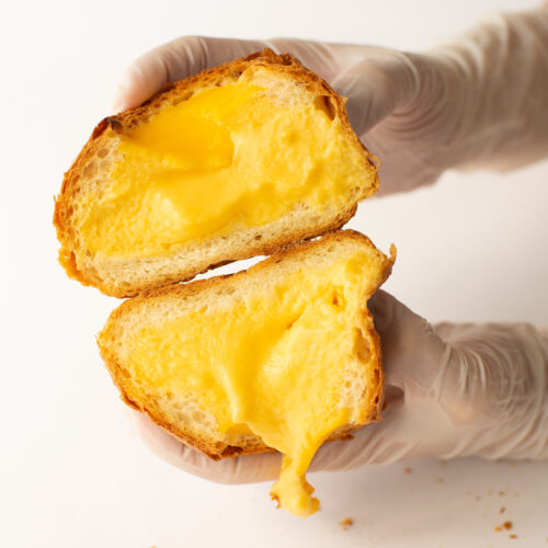 bread-secret-squeezing-out-egg-pudding-from-french-pudding-bread
